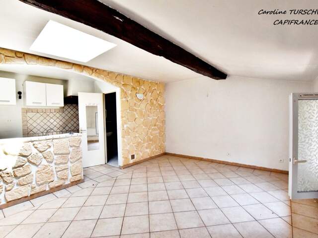 SOLLIES TOUCAS (83) - IMMEUBLE/MAISON DE VILLAGE DE 2 APPARTEMENTS + 1 LOCAL — photo du bien