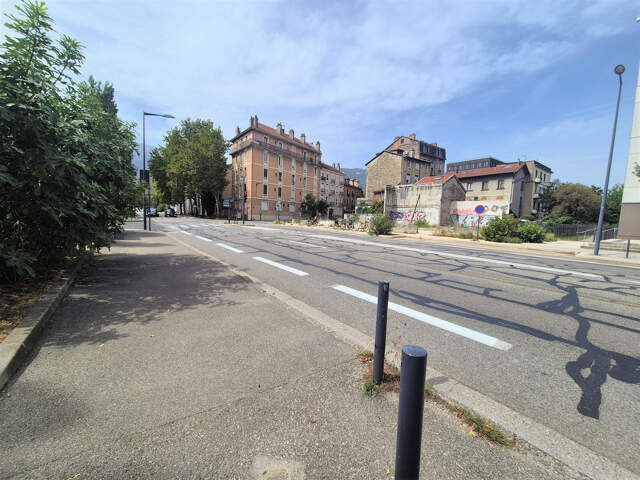 GRENOBLE EUROPOLE / GARE — Studio 30 m² avec balcon et parking sécurisé En étage — photo du bien
