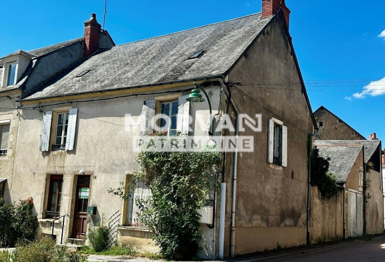 MAISON CENTRE COEUR NIVERNAIS AVEC COUR - AUVENT ET JARDINET — photo 1