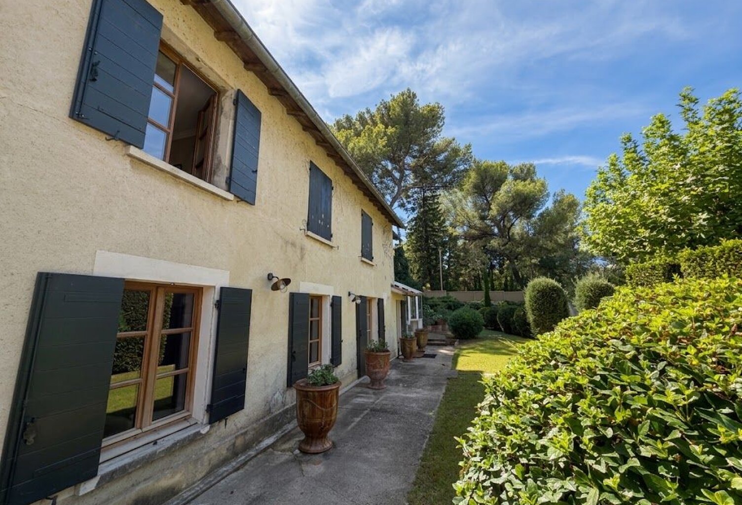 Maison Villeneuve-lès-Avignon, 143 m² avec dépendances et piscine — photo 1
