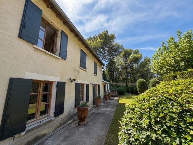Maison Villeneuve-lès-Avignon, 143 m² avec dépendances et piscine — photo du bien
