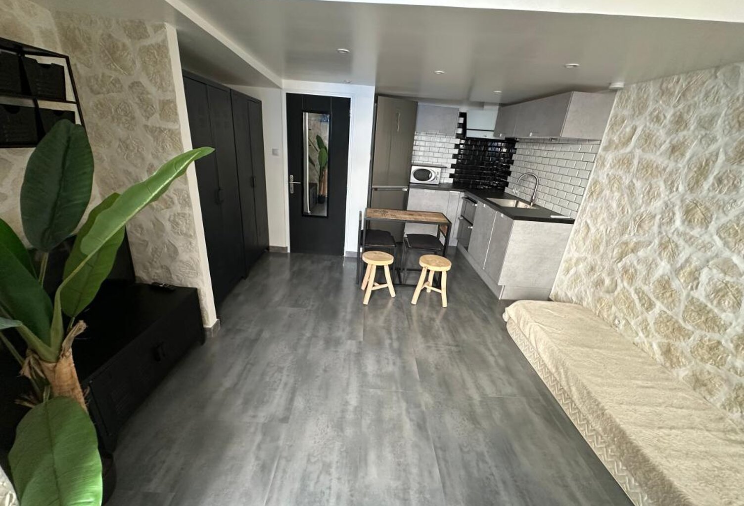 STUDIO A LOUER - LA CADIERE D'AZUR — photo 1