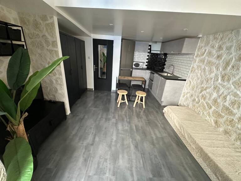 STUDIO A LOUER - LA CADIERE D'AZUR — photo 1