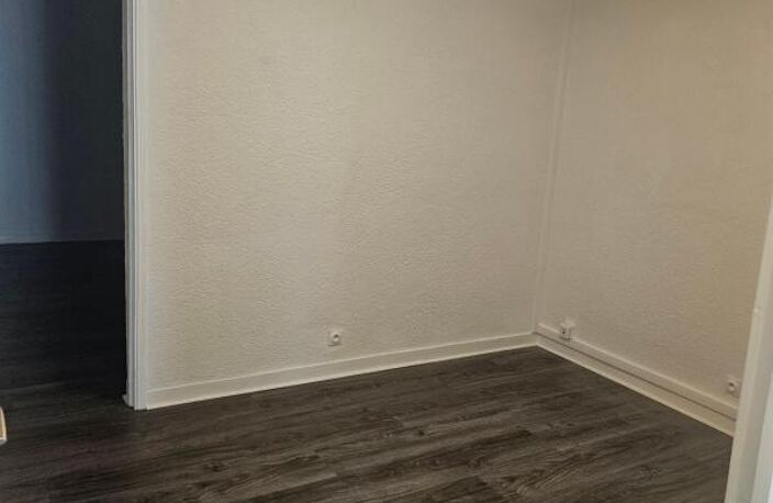 Bien Commercial 70m²+ maison rdc T3 49m² À Vendre — photo 5