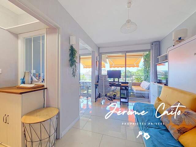Appartement Nimes 1 pièce(s) 23m2 - Terrasse — photo du bien