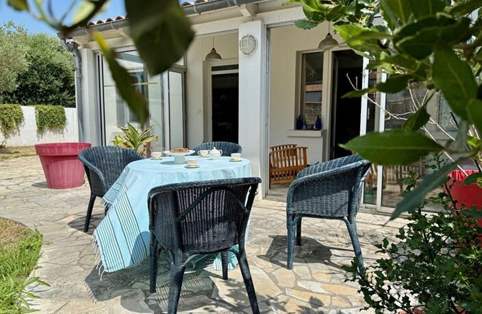 Maison au coeur du village de LOIX à 5 min de l'océan - 5 pièces de 121 m2 — photo 4