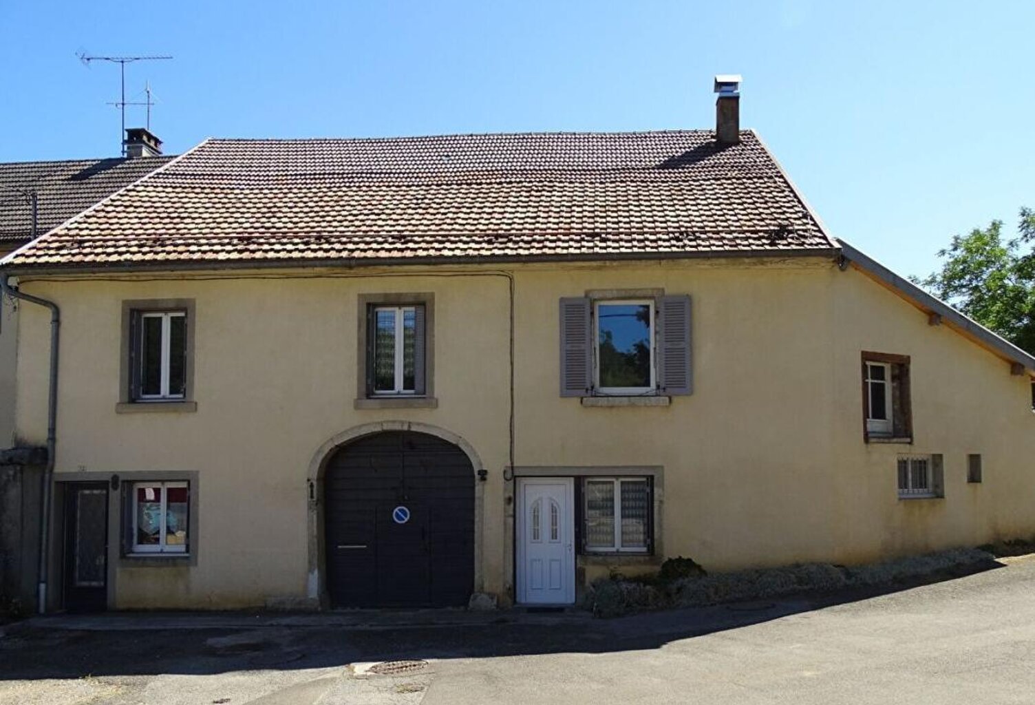 Maison Crenans 8 pièce(s) 241 m2 + annexes — photo 1
