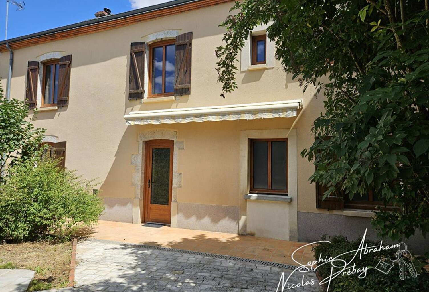Maison en pierres avec jardin et double garage, proche centre-ville — photo 1