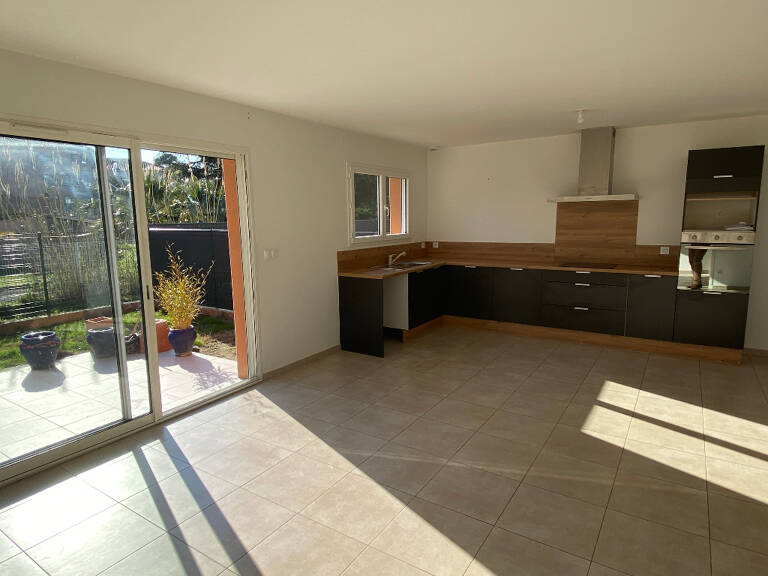 Location d'une maison F4 à SAINT CYPRIEN avec jardin — photo 1