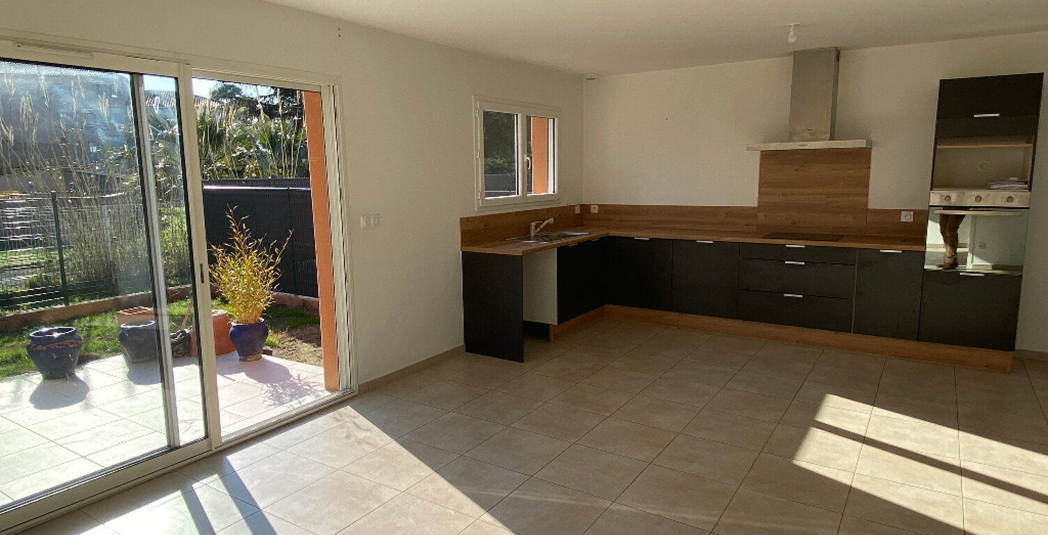 Location d'une maison F4 à SAINT CYPRIEN avec jardin — photo 1