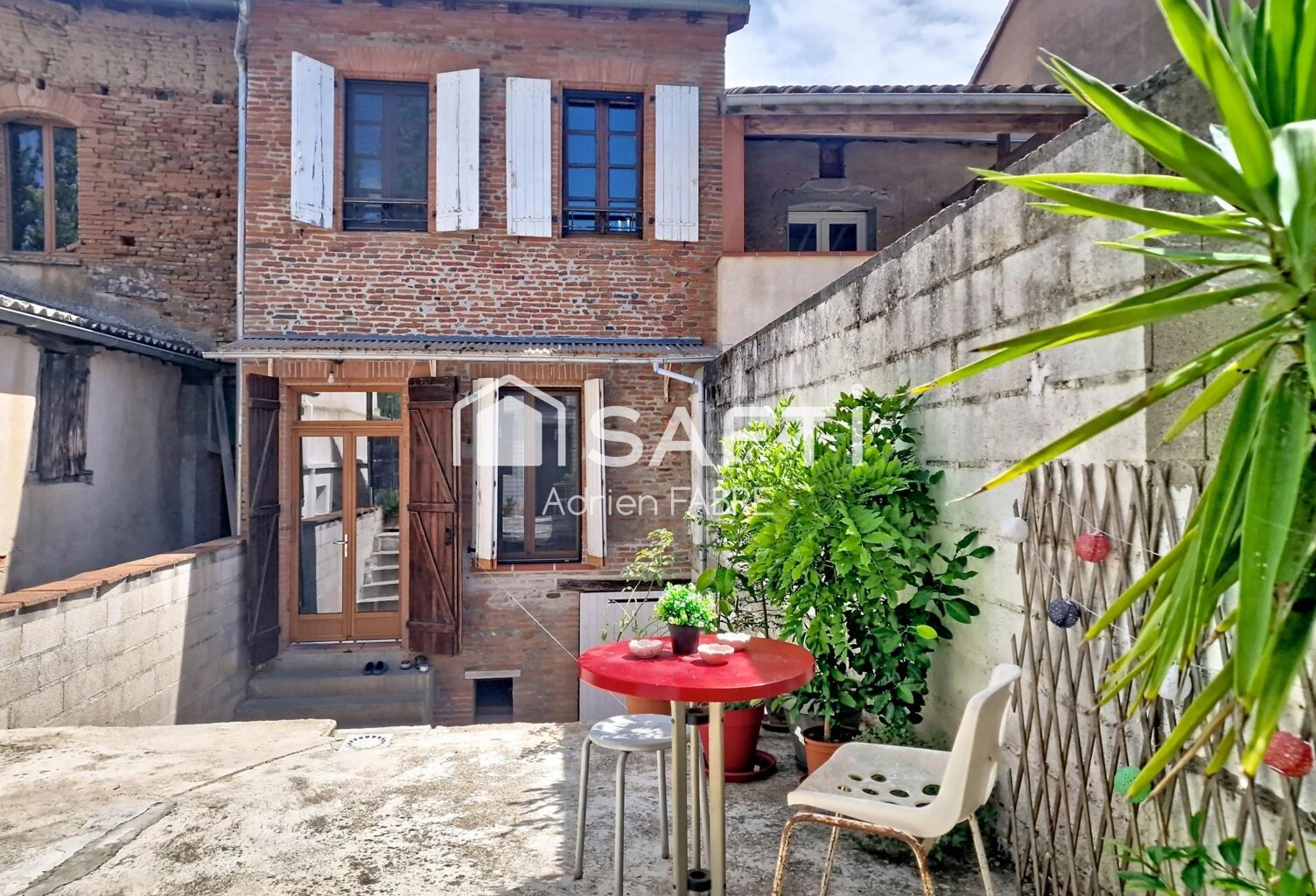 Maison de ville de caractère rénovée avec cour et potentiel — photo 1
