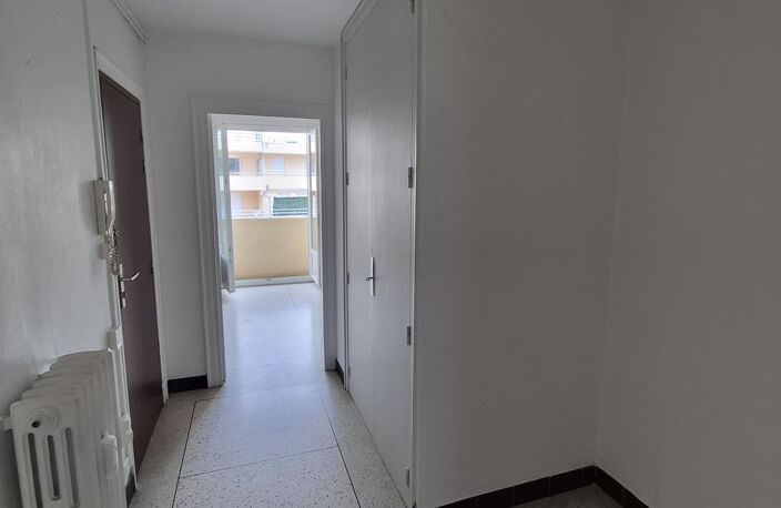 SALINS: STUDIO avec 2 balcons — photo 4