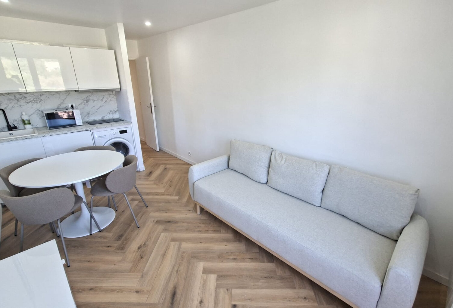 T1 MEUBLE AVEC PARKING CARRY LE ROUET — photo 1