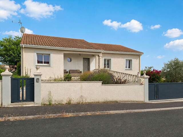 MAISON FAMILIALE AVEC BEAUX VOLUMES - DANGE ST ROMAIN — photo du bien
