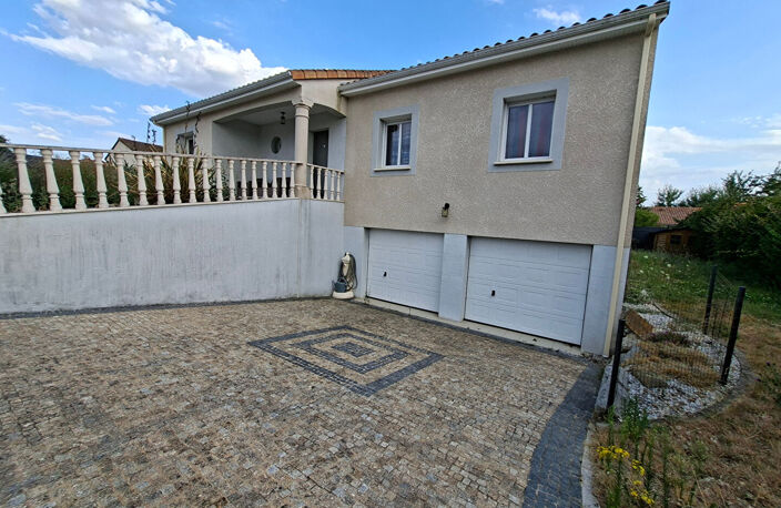 MAISON FAMILIALE AVEC BEAUX VOLUMES - DANGE ST ROMAIN — photo 2