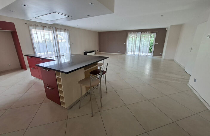 MAISON FAMILIALE AVEC BEAUX VOLUMES - DANGE ST ROMAIN — photo 3