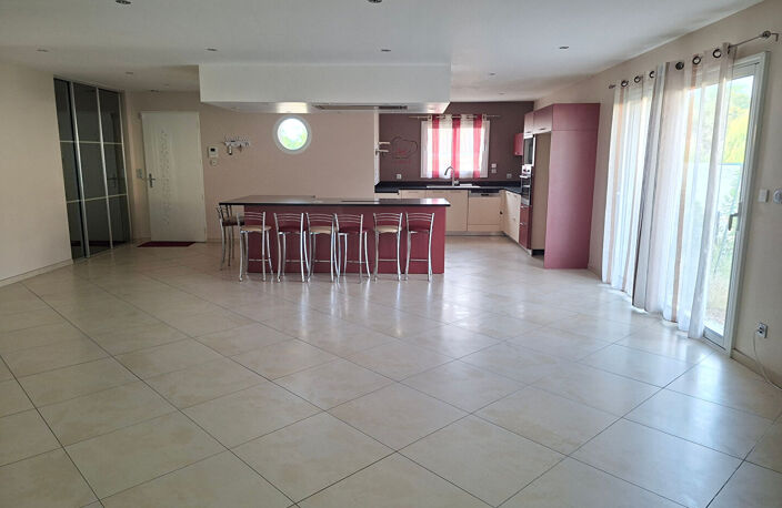 MAISON FAMILIALE AVEC BEAUX VOLUMES - DANGE ST ROMAIN — photo 5