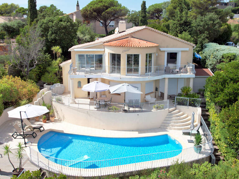 A VENDRE VILLA PROVENCALE VUE MER GOLFE ST TROPEZ GARAGE TOUT A PIED AUX ISSAMBRES — photo 1