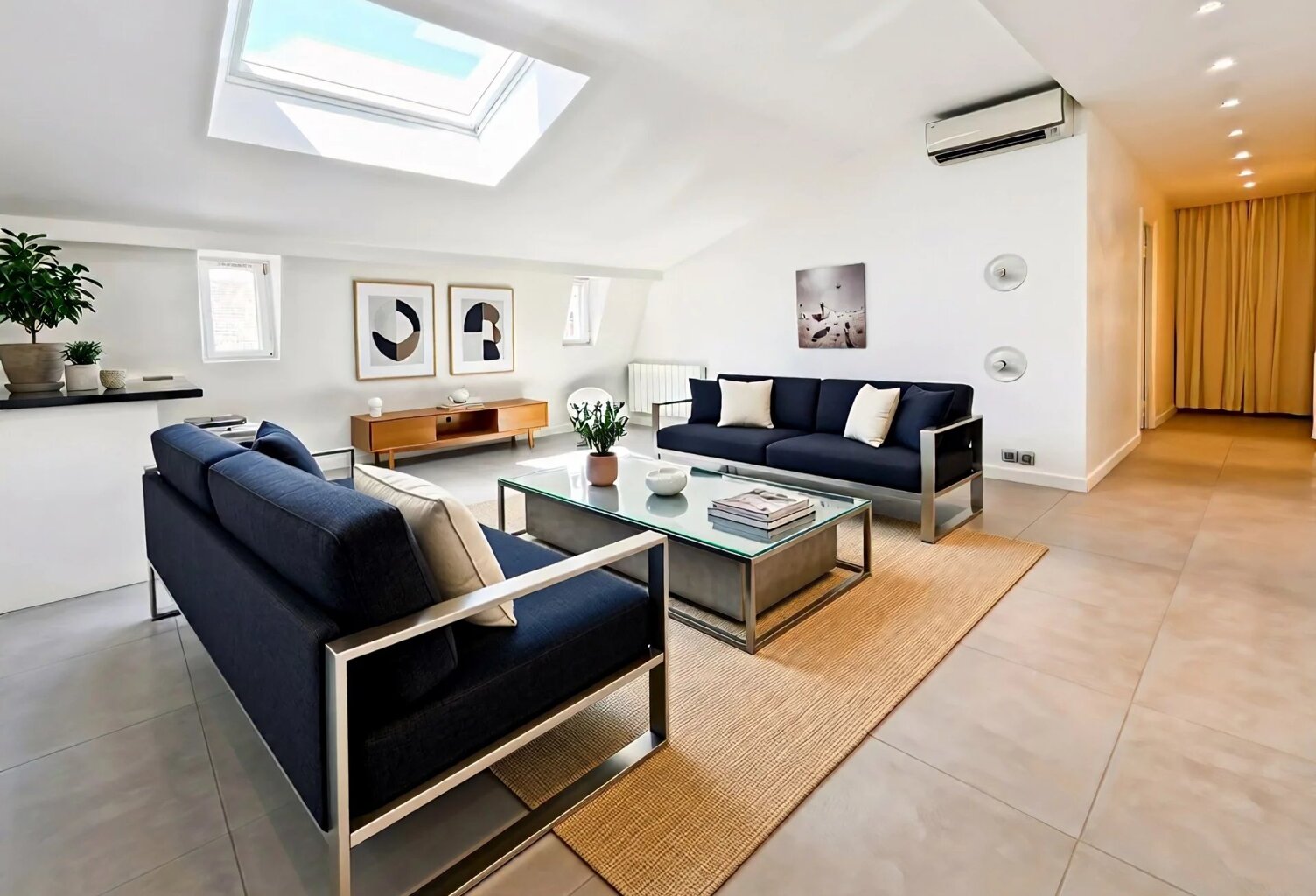 NICE - HYPER CENTRE - 2 P DERNIER ETAGE — photo 1