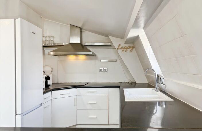 NICE - HYPER CENTRE - 2 P DERNIER ETAGE — photo 2