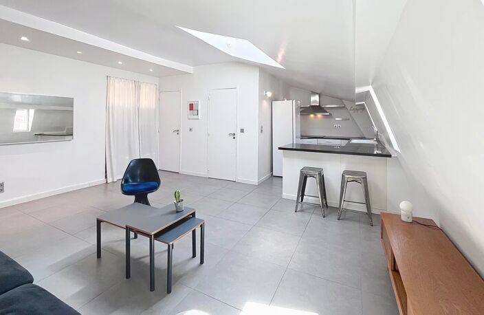 NICE - HYPER CENTRE - 2 P DERNIER ETAGE — photo 4