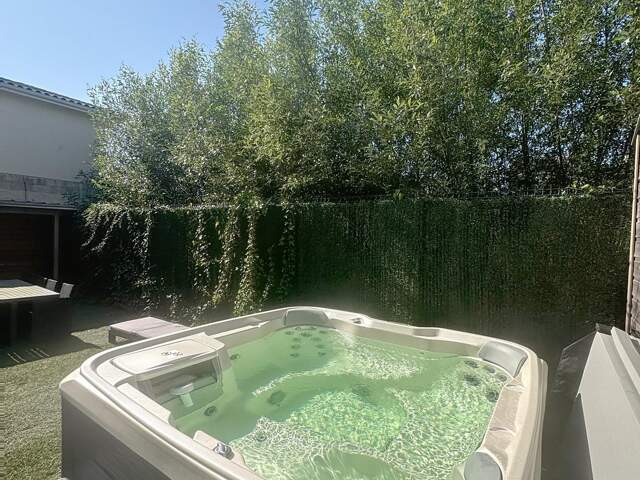 Magnifique maison avec coin jardin jacuzzi — photo du bien