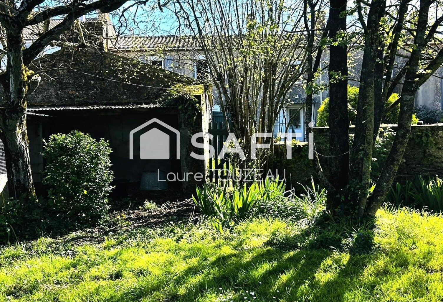 Maison en pierre beaux volumes jardin arboré authenthique et paisible fort potentiel centre ville bord de mer — photo 1