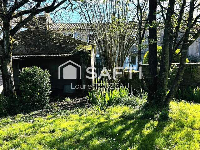 Maison en pierre beaux volumes jardin arboré authenthique et paisible fort potentiel centre ville bord de mer — photo du bien