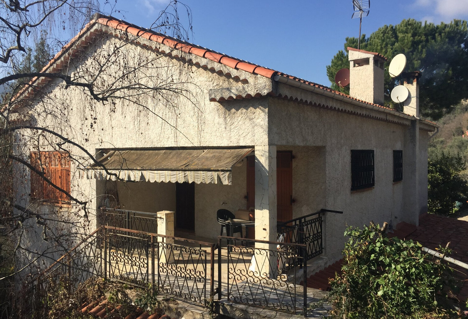 Haut de villa à Contes : terrain, annexes et piscine — photo 1