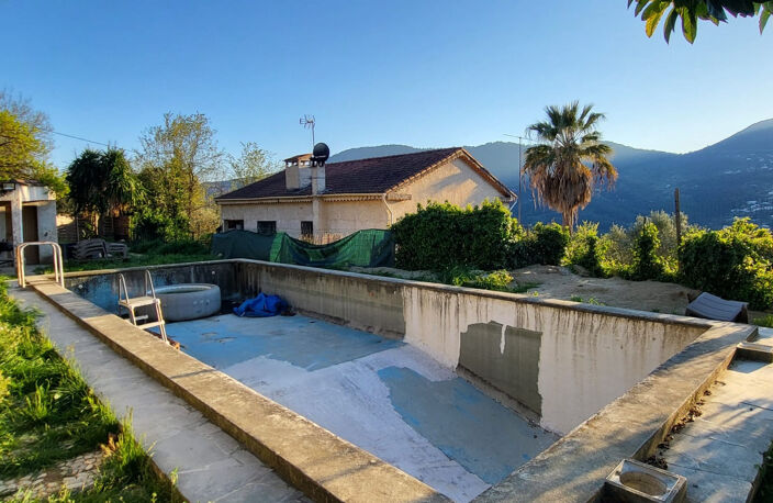 Haut de villa à Contes : terrain, annexes et piscine — photo 2