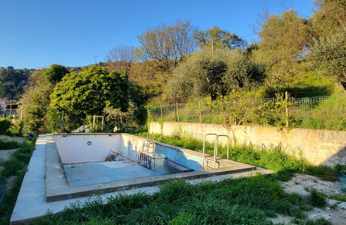 Haut de villa à Contes : terrain, annexes et piscine — photo 3
