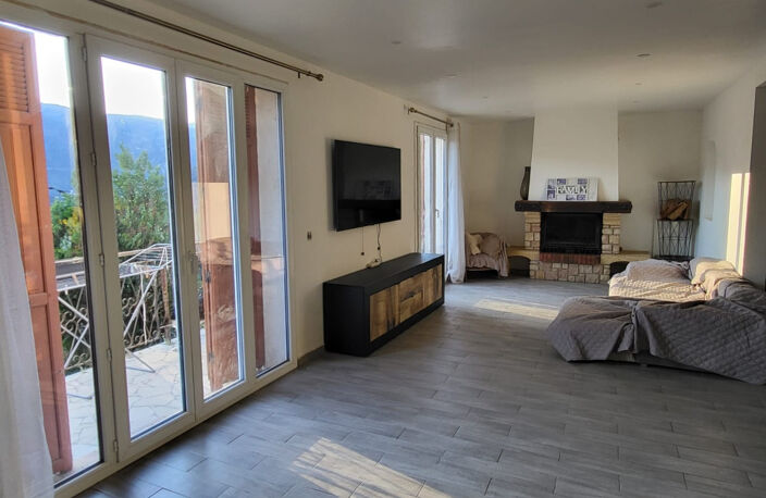 Haut de villa à Contes : terrain, annexes et piscine — photo 5