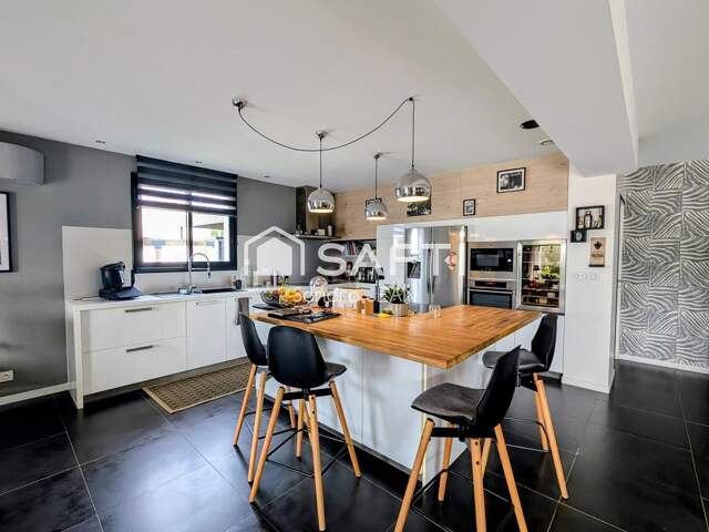 Maison contemporaine de plain-pied avec piscine — photo du bien