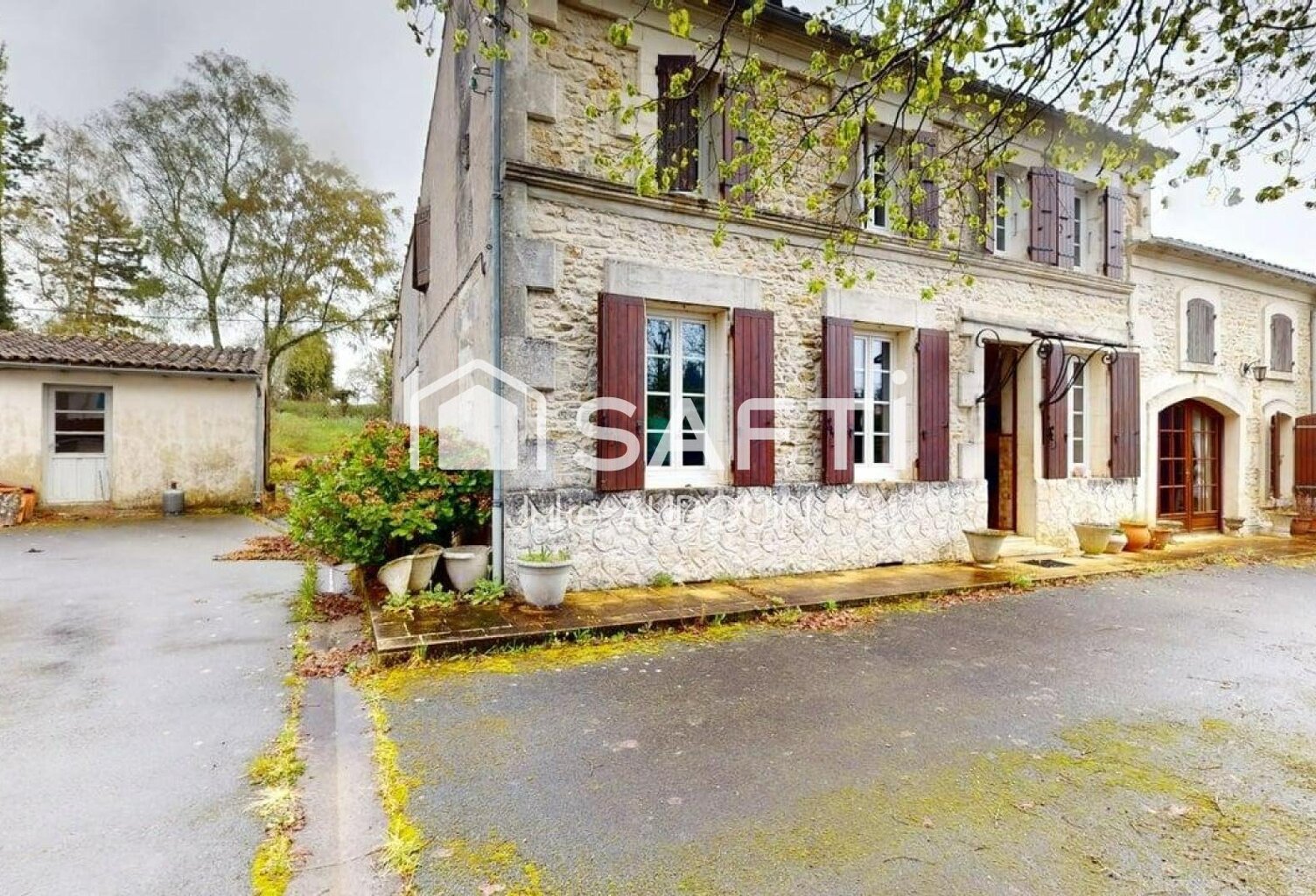 Propriété 151 m² habitables et 480 m² de dépendances à Burie — photo 1