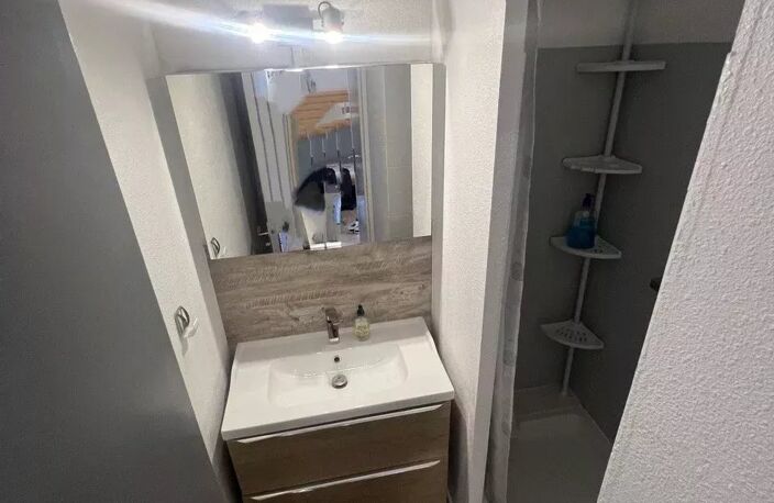 À LOUER – T2 MEUBLÉ 36 m² – VUE PORT DES QUILLES – GARAGE – BAIL ÉTUDIANT — photo 2