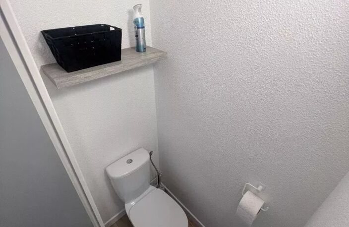 À LOUER – T2 MEUBLÉ 36 m² – VUE PORT DES QUILLES – GARAGE – BAIL ÉTUDIANT — photo 3