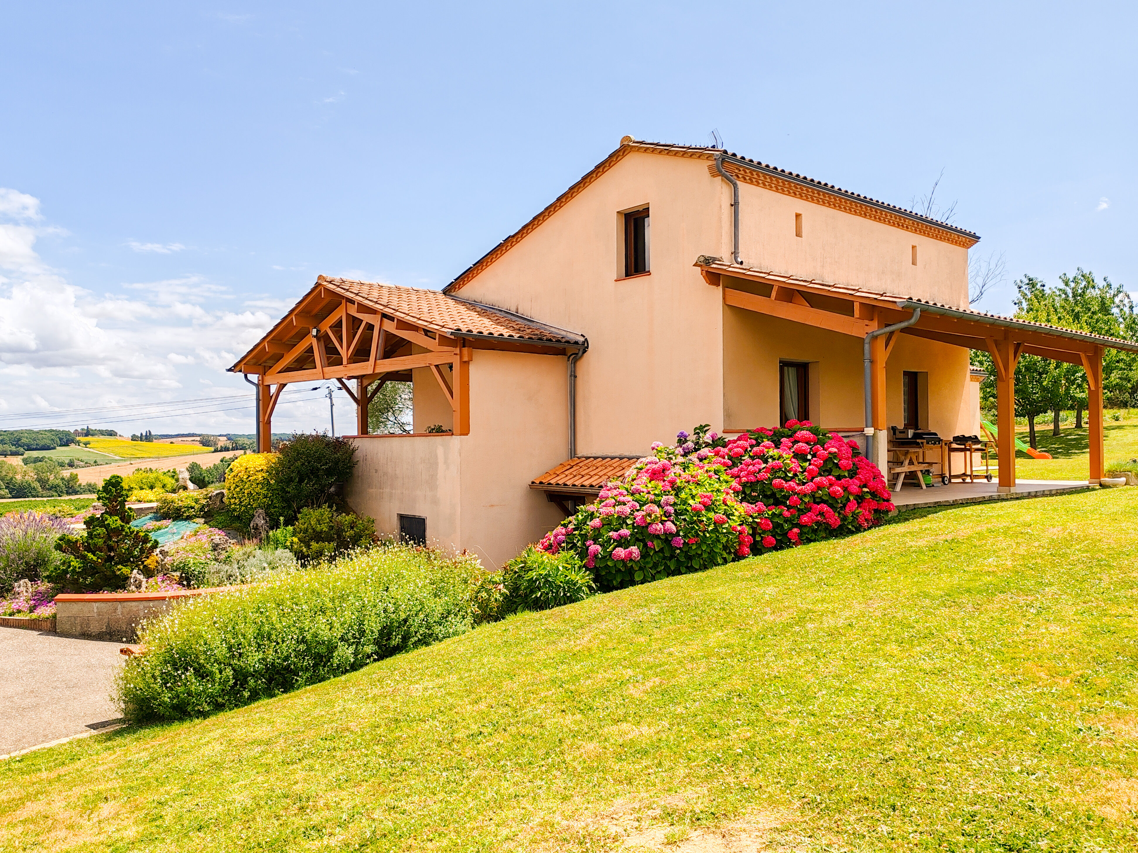 Sur les hauteurs, Charmante MAISON de 135 m² avec VUE, 3 CHAMBRES, TERRASSES, GARAGE, sur de terrain arboré de 2000 m²