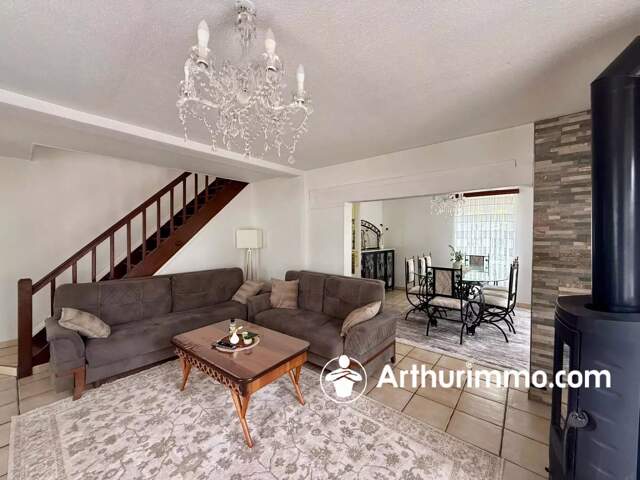 Maison jumelée sur 11 ares avec 2 terrasses et cave — photo du bien