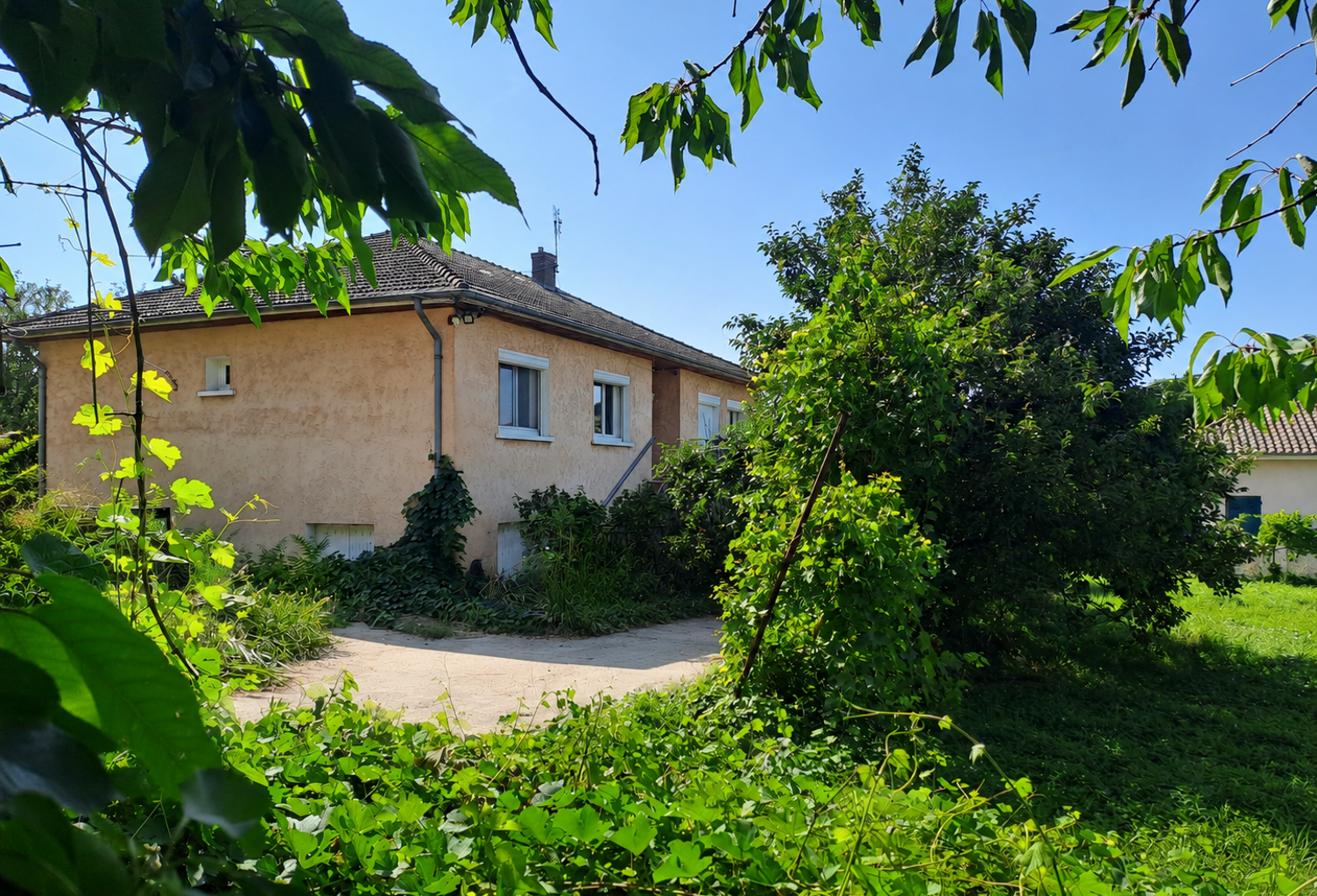 Maison à rénover au centre village de Fontaines Saint Martin — photo 1