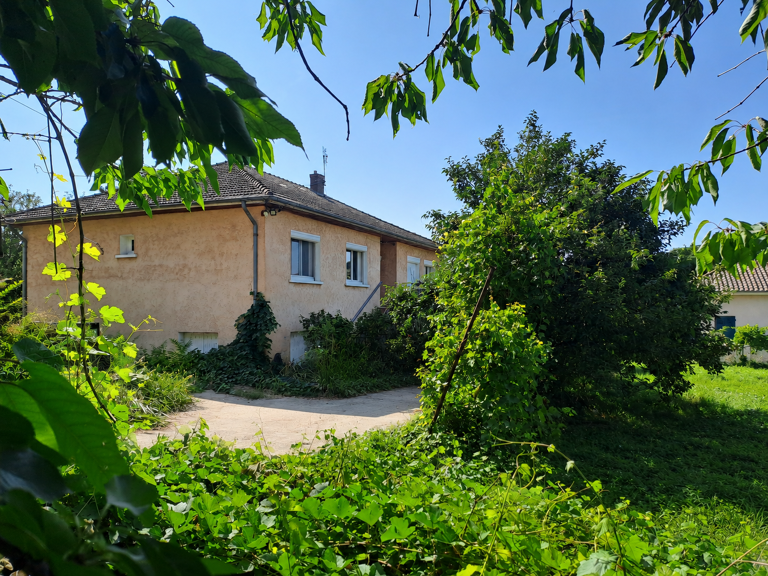 Maison à rénover au centre village de Fontaines Saint Martin — photo 1