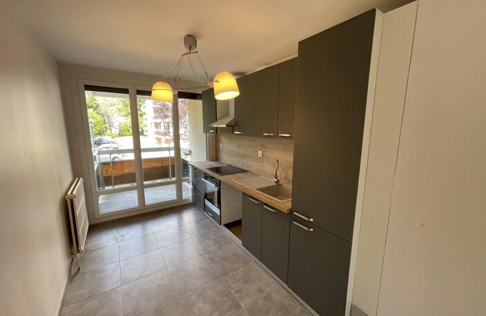 Location appartement 3 pièces 81 m² à Seyssinet-Pariset (38170) — photo 2