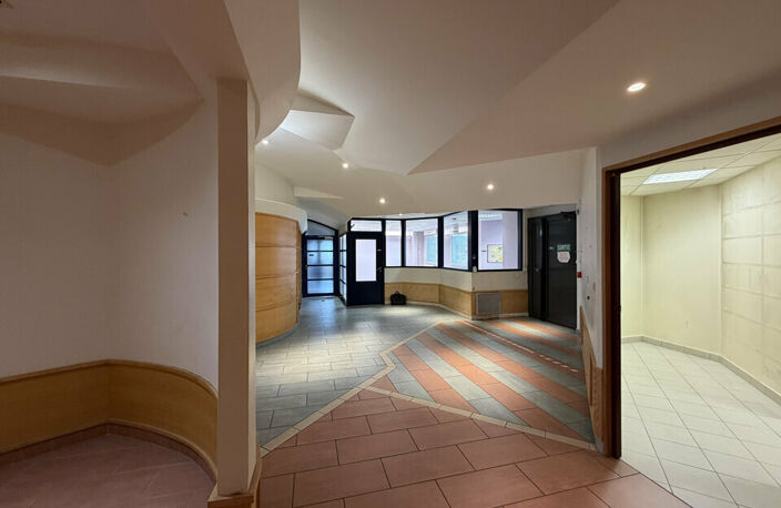 BUREAUX à LOUER — photo 2