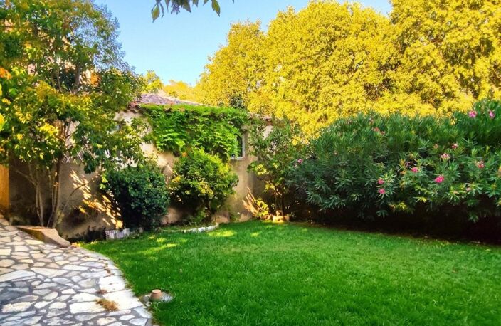 Maison de Village avec jardin et garage — photo 2