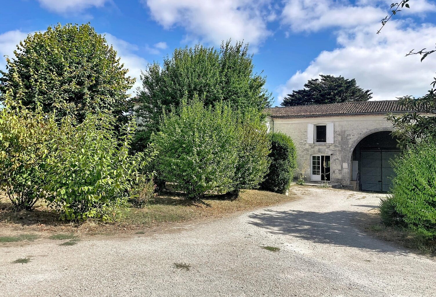 MAISON CHARENTAISE 6 CHAMBRES AVEC DE NOMREUSES DEPENDANCES — photo 1