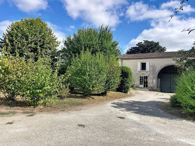 MAISON CHARENTAISE 6 CHAMBRES AVEC DE NOMREUSES DEPENDANCES — photo 1