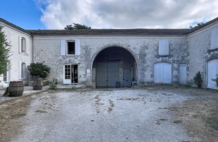 MAISON CHARENTAISE 6 CHAMBRES AVEC DE NOMREUSES DEPENDANCES — photo 2