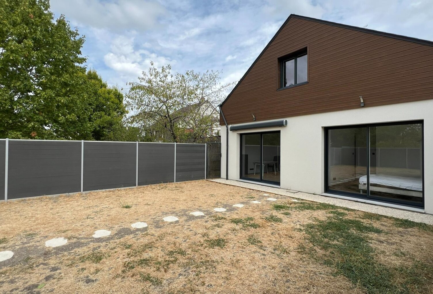 Equivalent neuf. Entièrement rénovée cet été. RDC avec chambre + salle d'eau. 3 chambres. 2 salles de bain. Jardin. Garage. — photo 1