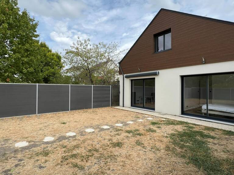Equivalent neuf. Entièrement rénovée cet été. RDC avec chambre + salle d'eau. 3 chambres. 2 salles de bain. Jardin. Garage. — photo 1