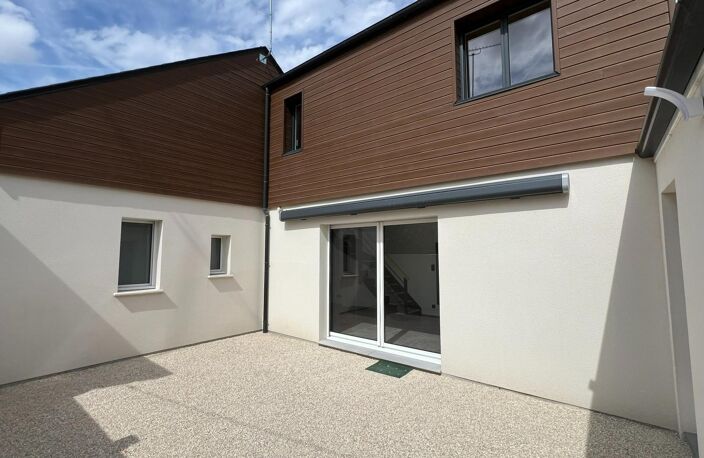 Equivalent neuf. Entièrement rénovée cet été. RDC avec chambre + salle d'eau. 3 chambres. 2 salles de bain. Jardin. Garage. — photo 2