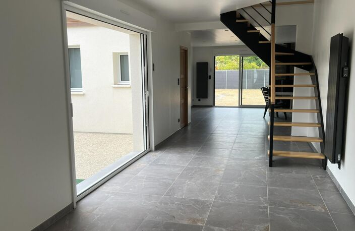 Equivalent neuf. Entièrement rénovée cet été. RDC avec chambre + salle d'eau. 3 chambres. 2 salles de bain. Jardin. Garage. — photo 5